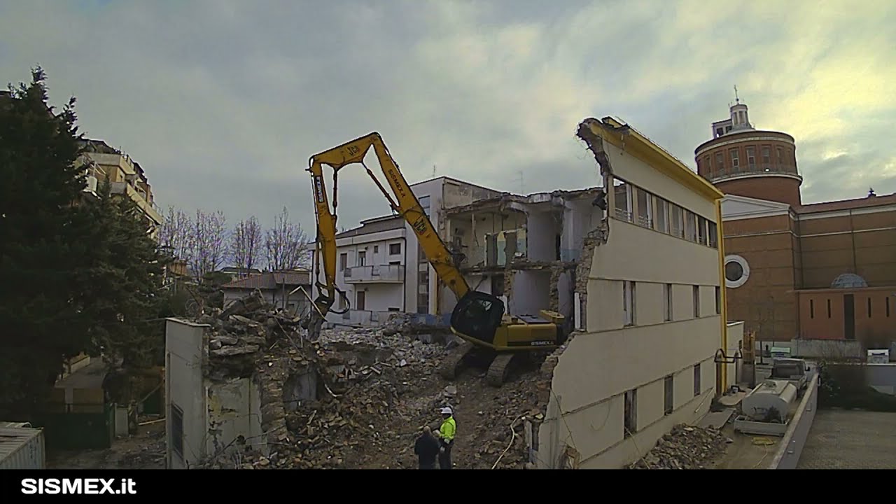 Timelapse demolizione fabbricato in Via Vespucci - Pescara