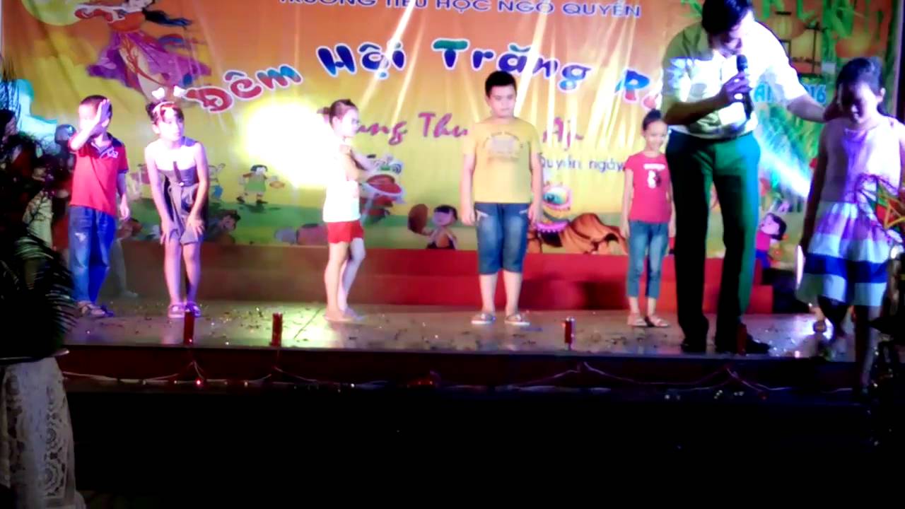 Trò chơi trong đêm Trung thu tại trường Tiểu học Ngô Quyền