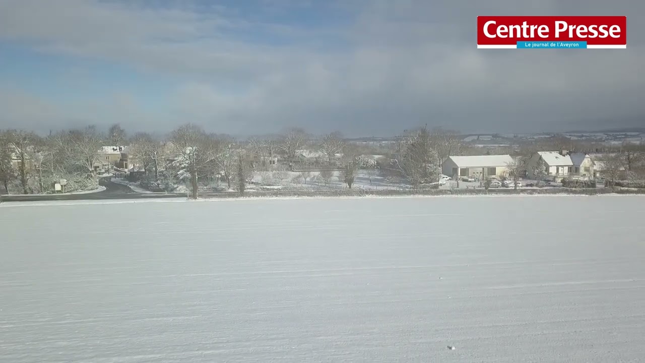 Rodez et ses environs enneigés filmés depuis le ciel