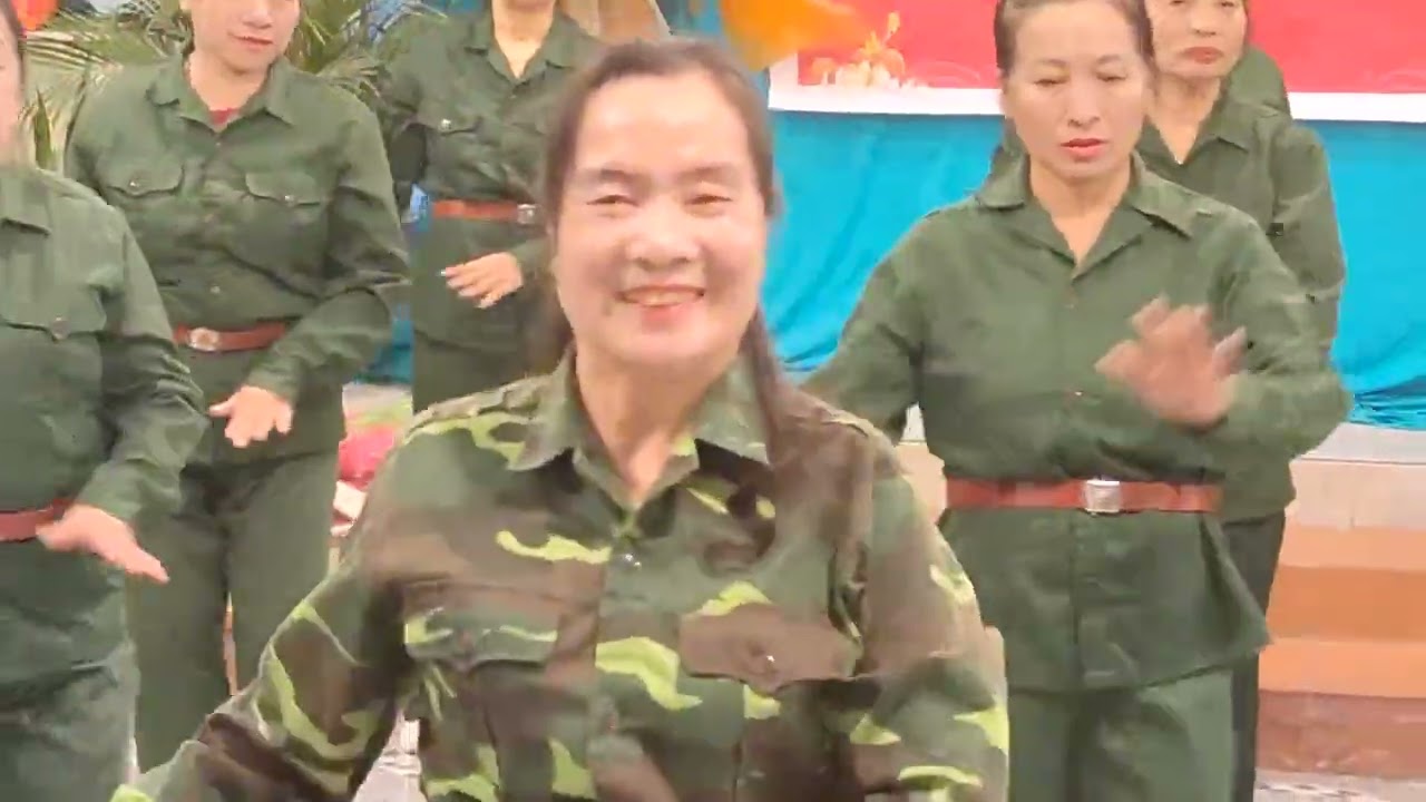 CLB dân vũ người cao tuổi thôn Gia Bùi chào mừng xuân 2025