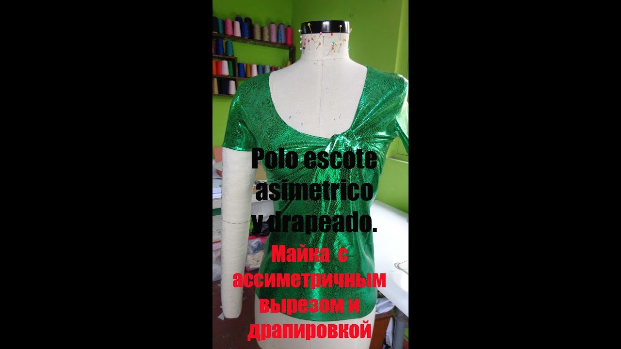 Polo con escote asimetrico y drapeado
