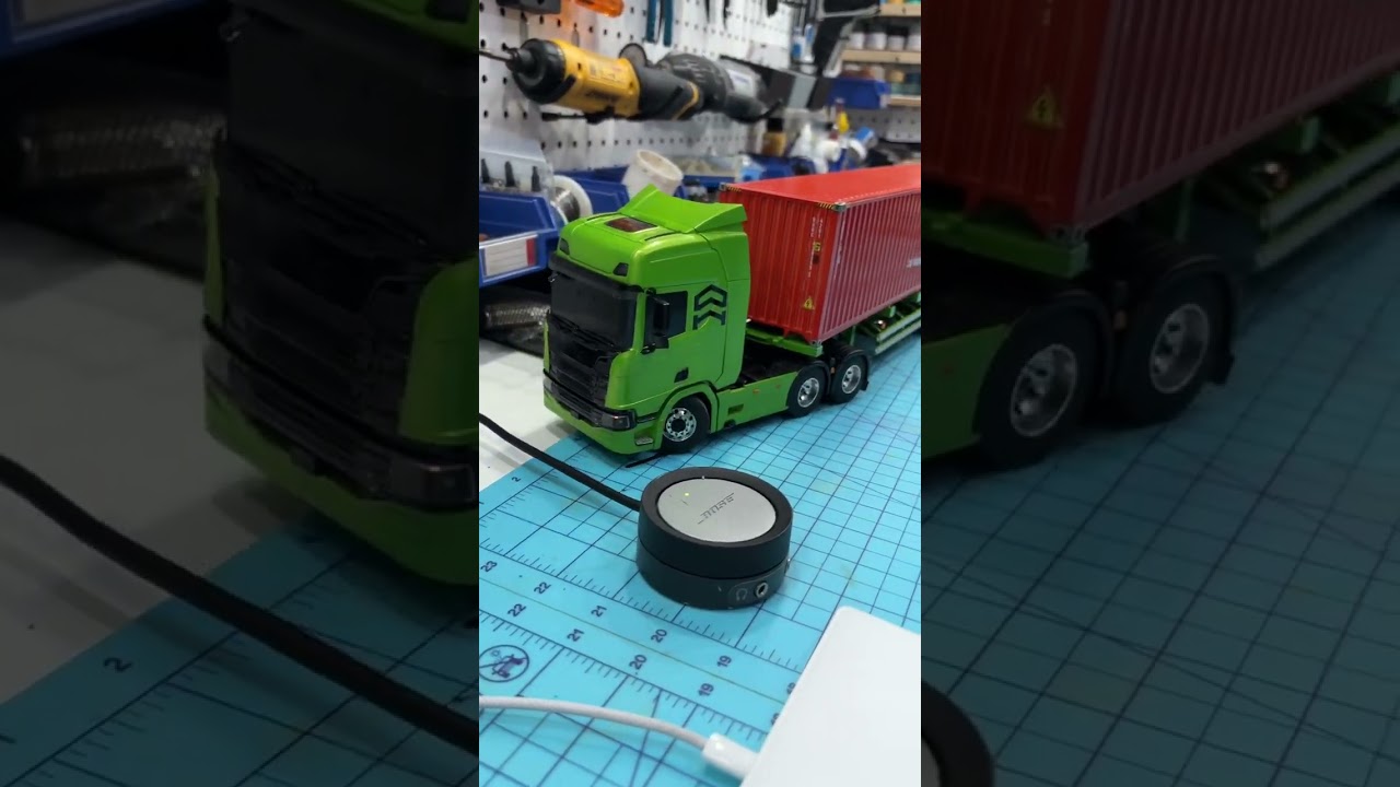 Backing up a 1/32 Orlandoo Scania semi with trailer—tight spaces, smooth moves, no mistakes allowed.