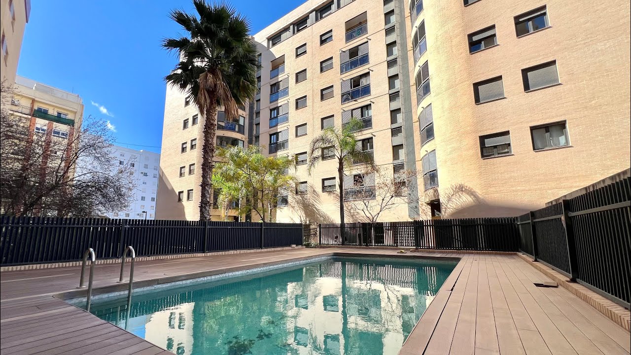 Piso con Garaje en Urbanización Privada con piscina junto a la Avenida Alfahuir (Valencia)