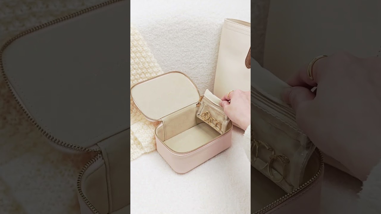 Travel finds - Jewelry box with 8 zipper pouches