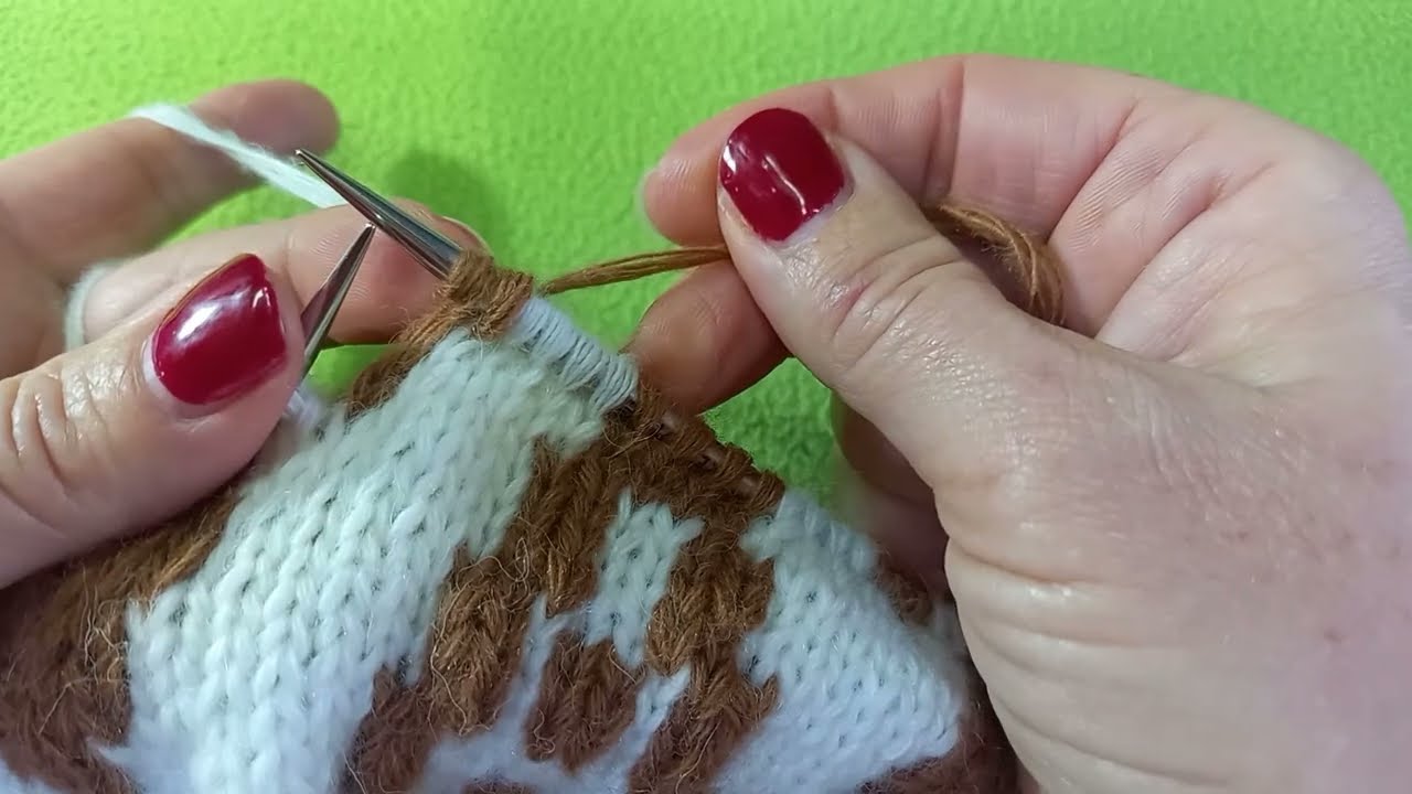 Lavorare jacquard da due mani.