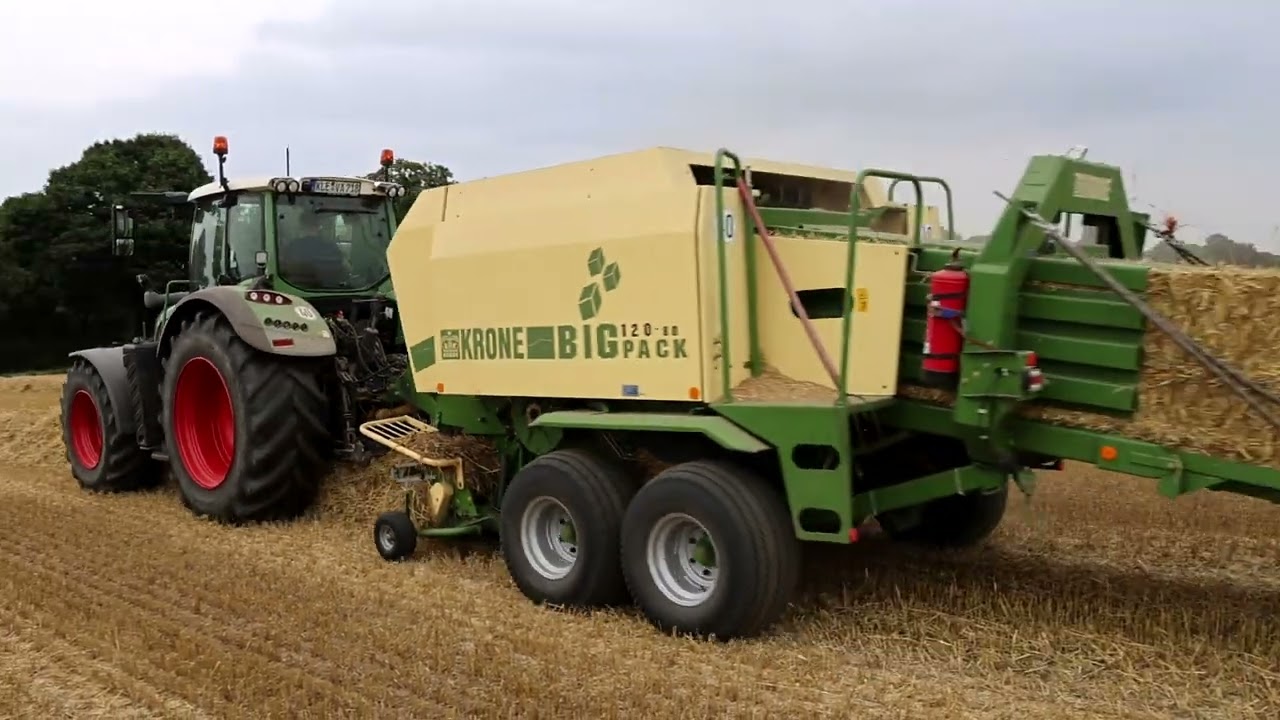 Fendt 718 mit Krone BigPack 120 - 80 im Stroh.
