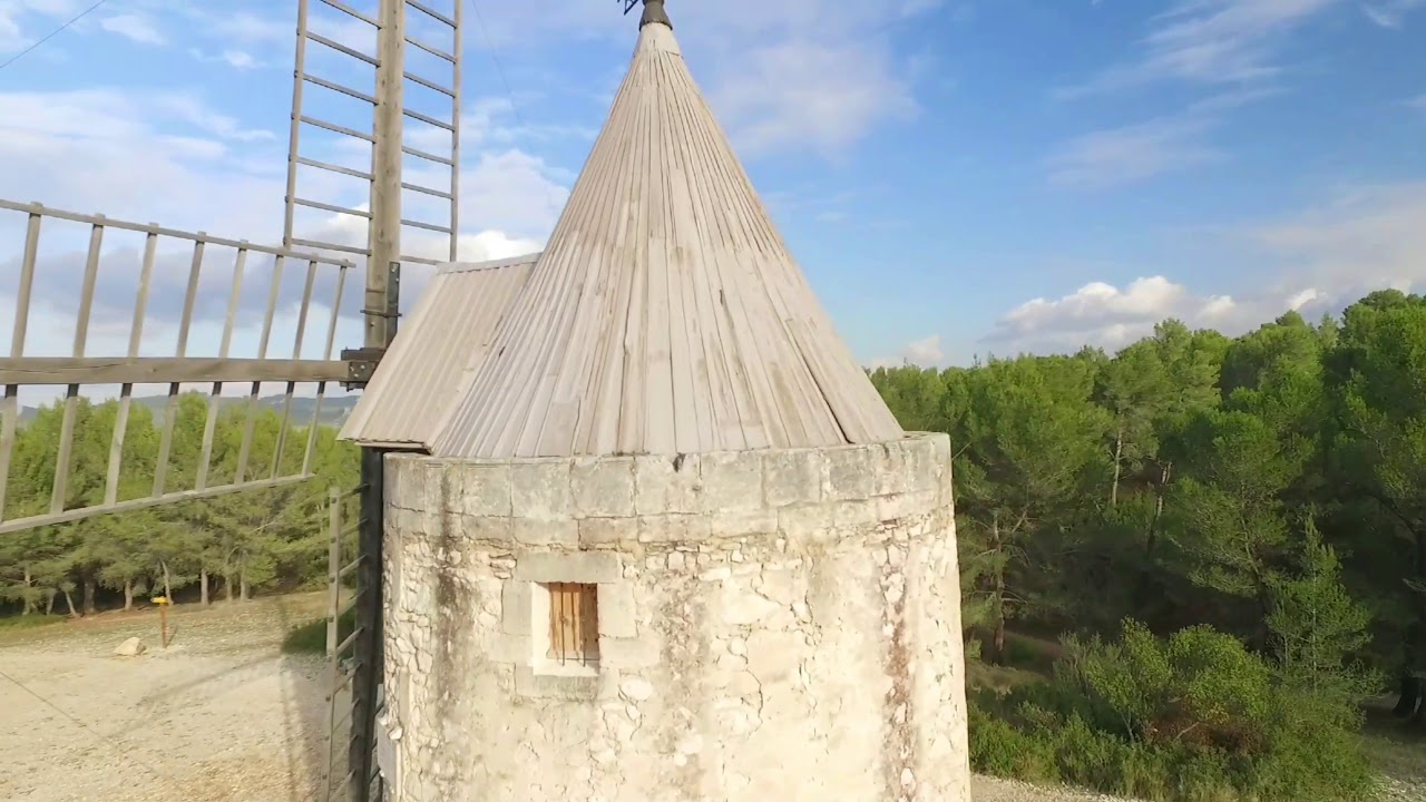 Une ballade dans les alpilles en drone 4k .Les baux de provence,le moulin de daudet,le lac de maussa