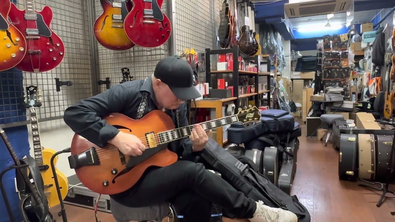 Playing Jim Hall&rsquo;s D&rsquo;Aquisto guitar at the fantastic guitar store &rdquo;Walkin&rdquo; in Tokyo🇯🇵 Jazz Guitar!