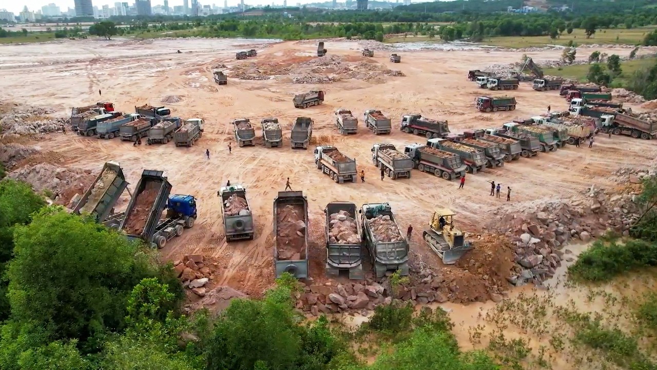 Good Operation Many Heavy Dump Trucks Waiting To Unload Large Stones While Congesting