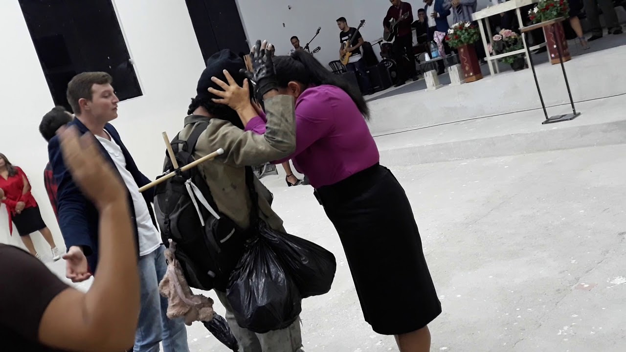 Mendigo entra na igreja e o inesperado acontece