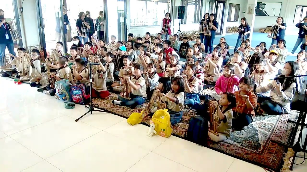 SD 1 Kristen Paulus Bandung Bermain #Angklung di Bale Seni Barli   #Kotabaruparahyangan