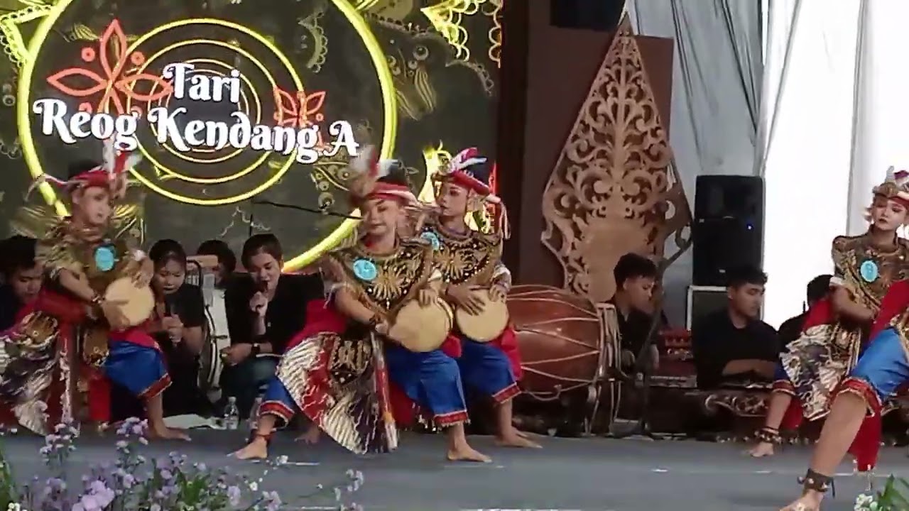 Pentas seni Reog kreasi di lap. Cabe Bendo Gondang Tulungagung 