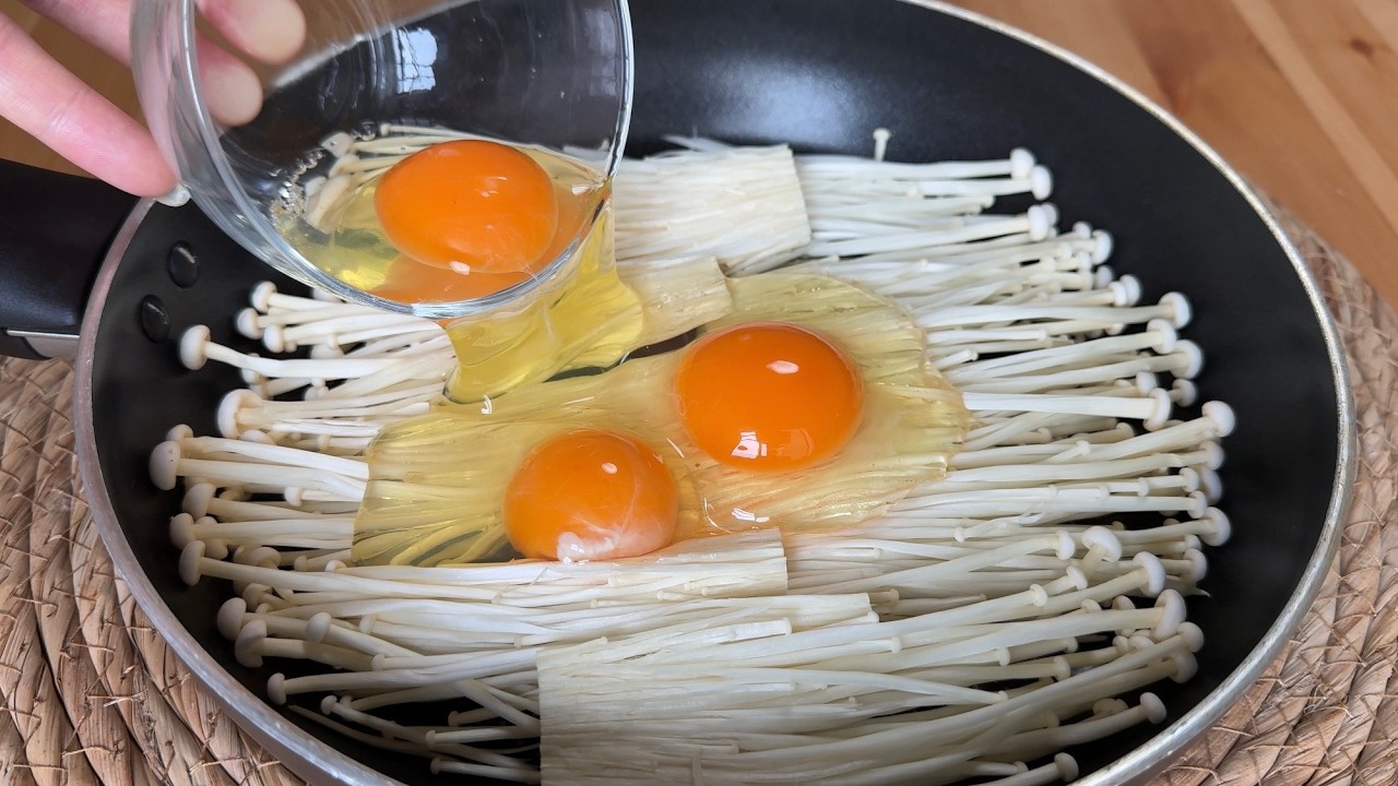 Pouring eggs over enoki mushrooms, everyone was amazed! It's my mom's secret recipe!