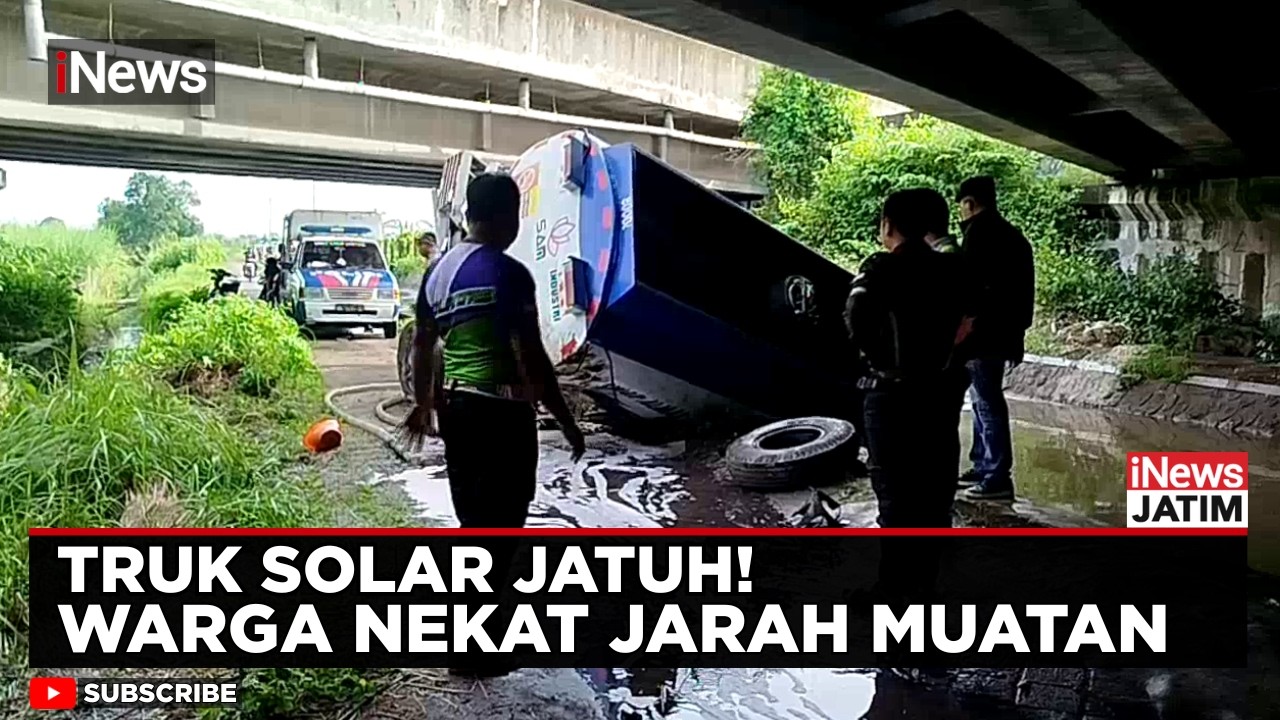 Ironis! Truk Solar Terjun dari Tol Mojokerto, Warga Jarah Muatan | iNews Jatim