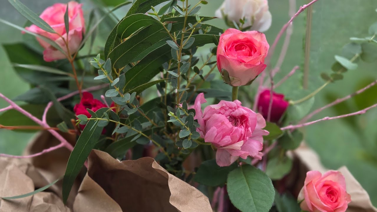 Blumendeko aus Recyclingmaterial #upcycling #recycling #silvester #blumen #diy