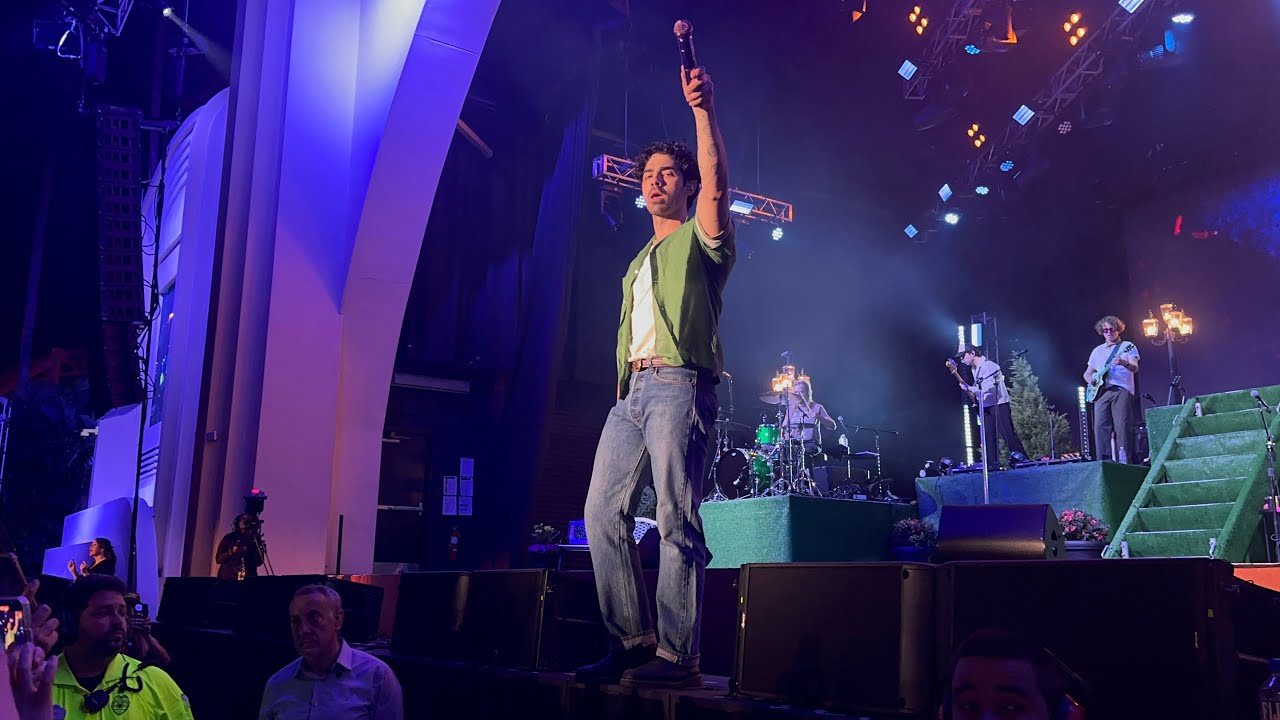Joe Jonas Performs “Work It Out” LIVE at Universal Orlando Mardi Gras 2025 2.8.25