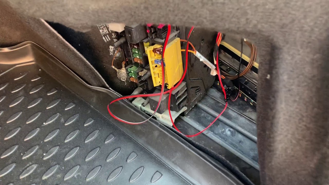 Mercedes benz w204 Installing factory rear view camera Установка камеры заднего вида
