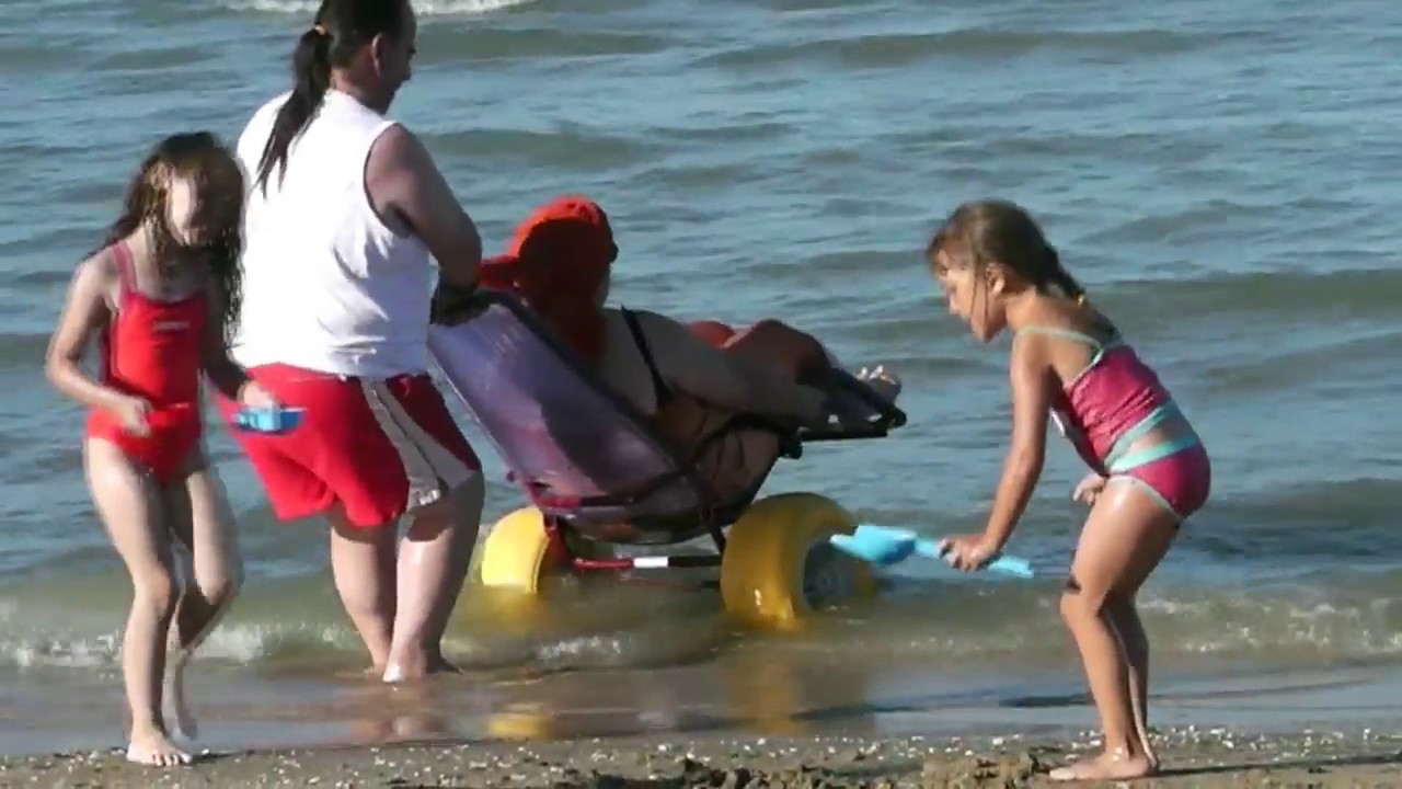 Vacanze per disabili in carrozzina: sedia Job per fare il bagno al mare