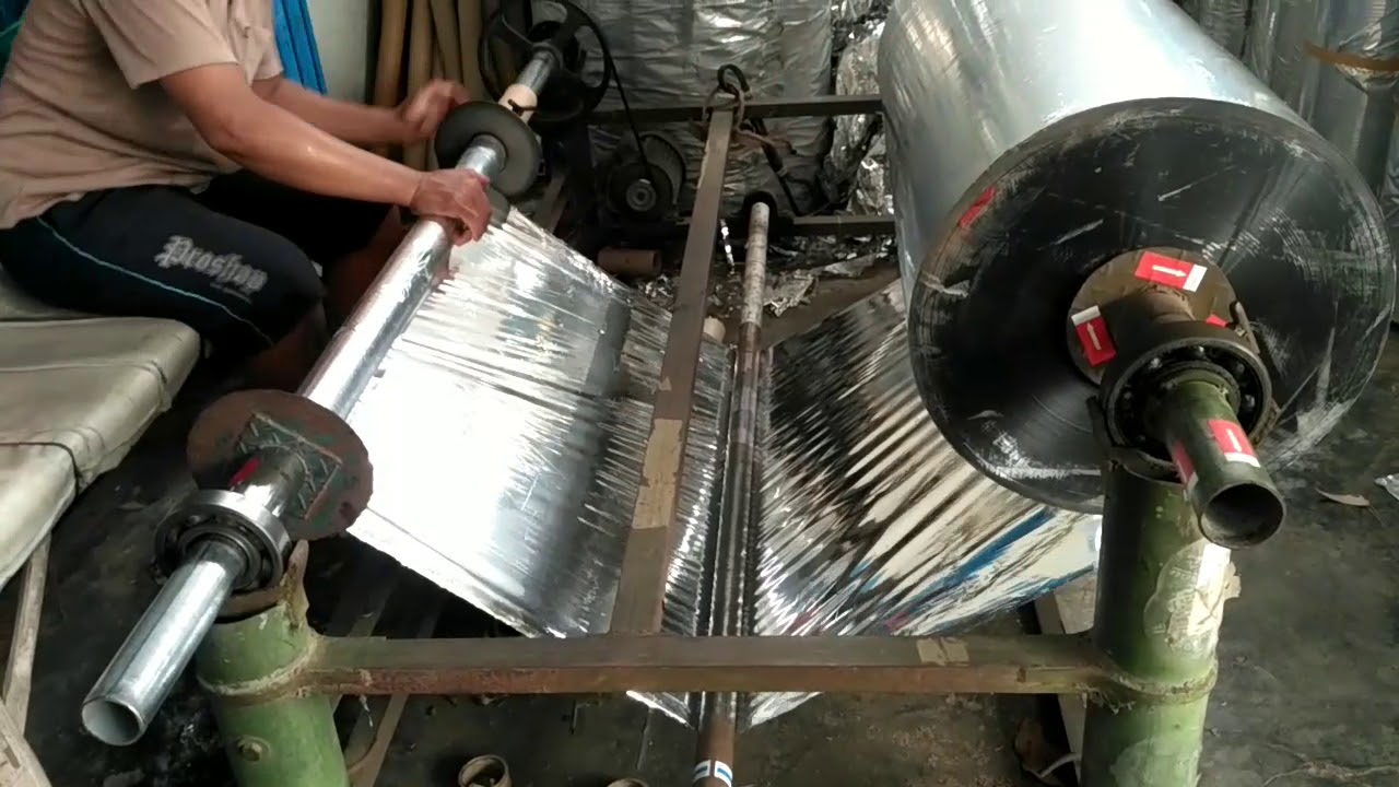 Proses penggulungan plastik mulsa