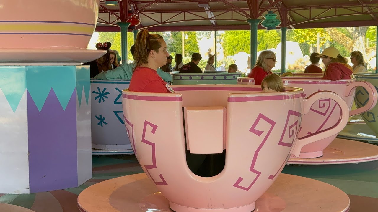 В парке Magic Kingdom сегодня тихо, нет толпы. WithEvie