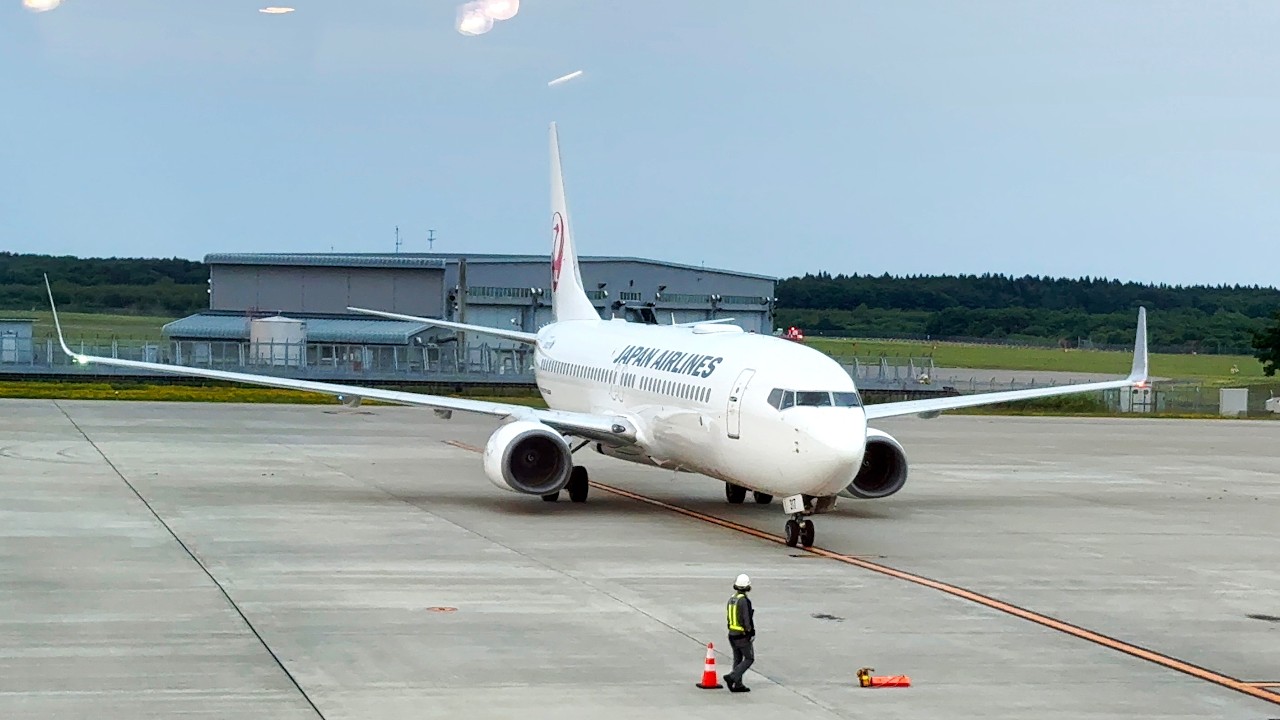 【JAL国際線機材】夕暮れの三沢から光輝く東京へ。機窓から眺める東北の夜景とスカイタイムを楽しむ1時間