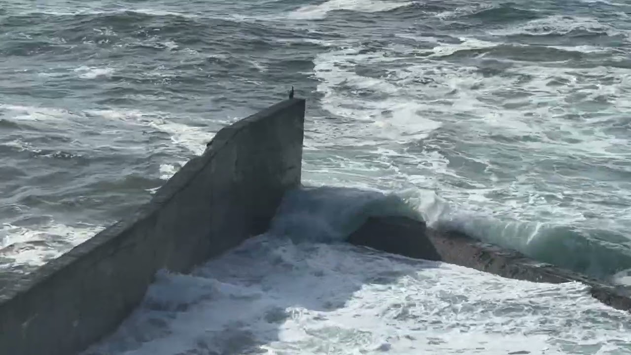 Watching the waves 🌊 crash upon the street in Depoe Bay Oregon 4k