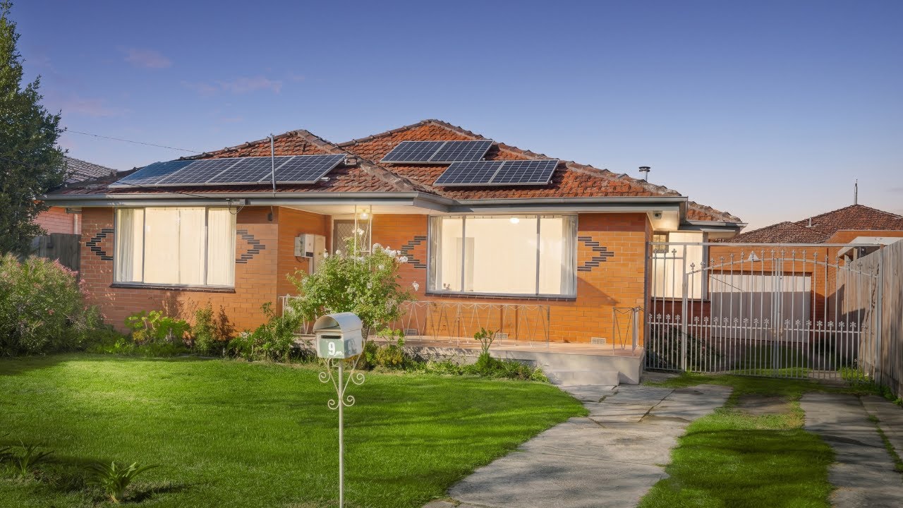 Harcourts Rata & Co Auction: 9 Heather Ave, Thomastown / Auc: Tony Lombardi / Agent: Mario Tucci