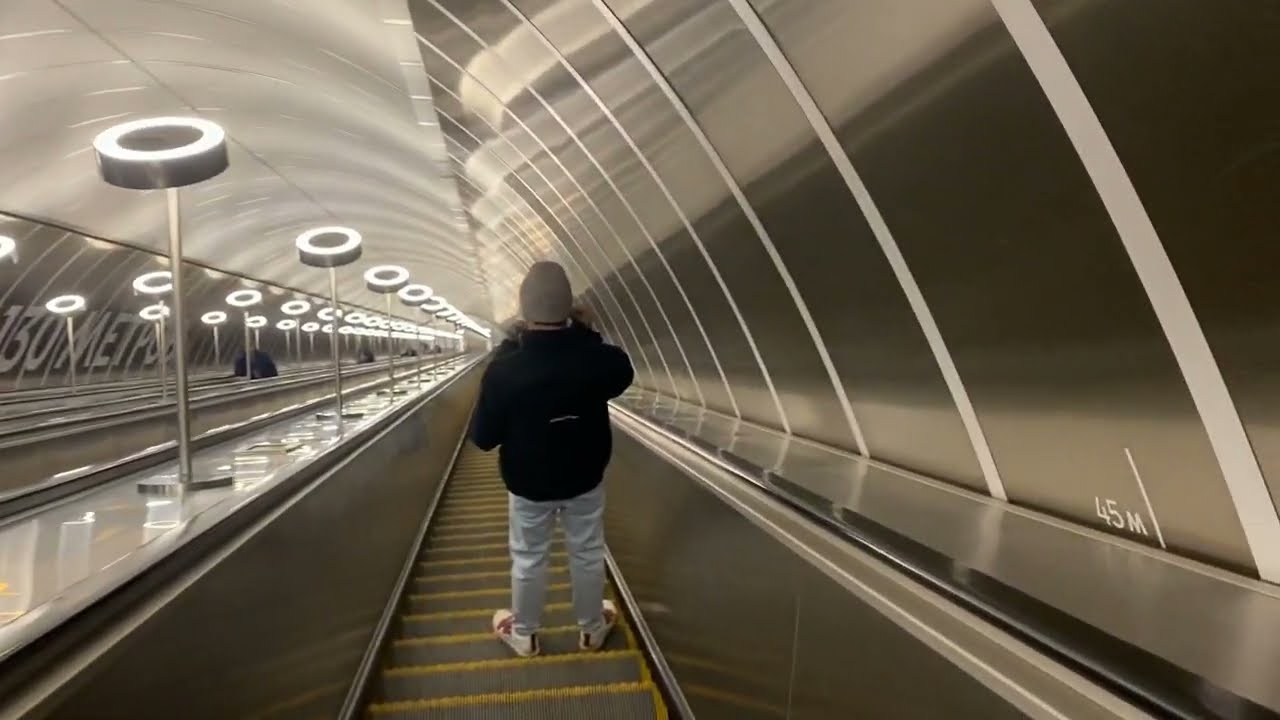 Марьина роща. Самый длинный эскалатор московского метро.