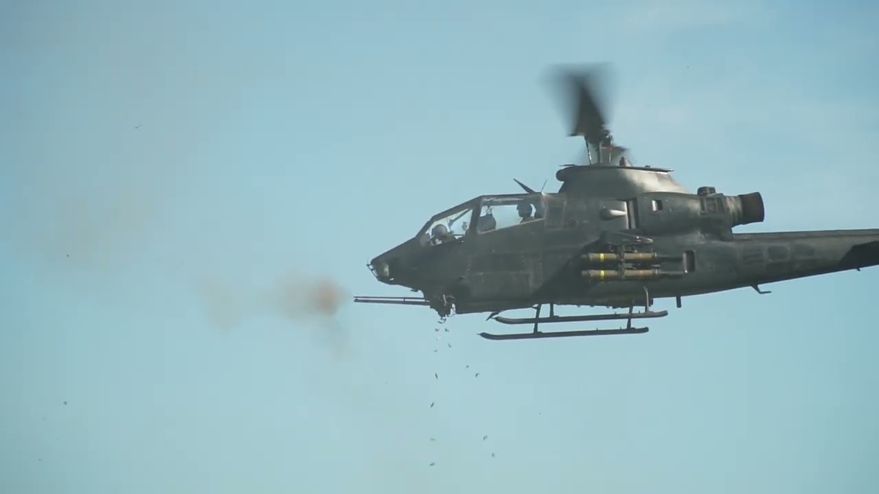AH1 Cobra  เฮลิคอปเตอร์โจมตีโชว์ยิงปืนกล นักศึกษาจาก วปอ. 67