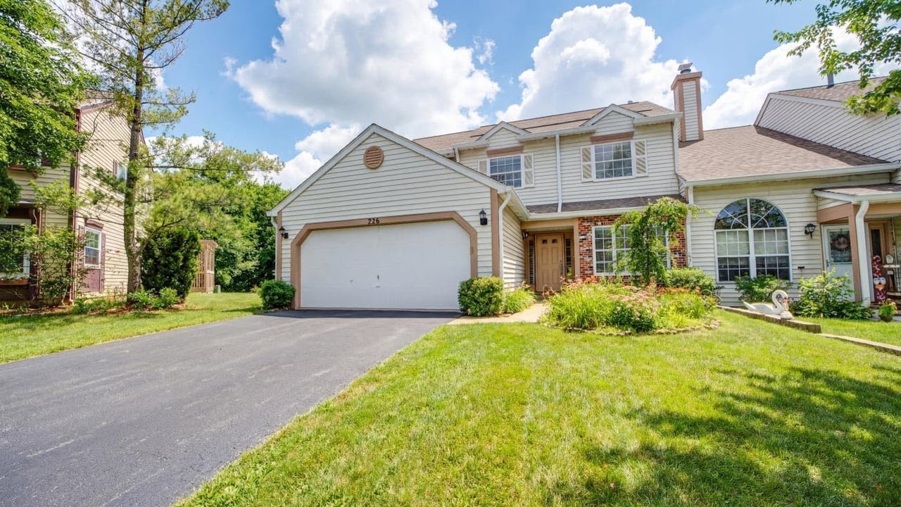 526 Ascot Ln, Streamwood, IL