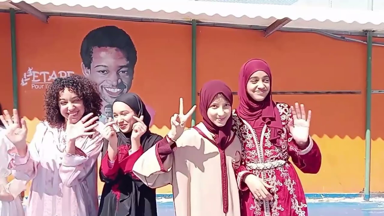 تلاميذ الثانوي: عيد مبارك سعيد 😀