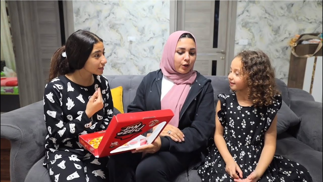 بنت صغيرة تاكل بيتزا - شوف حصل اية !!