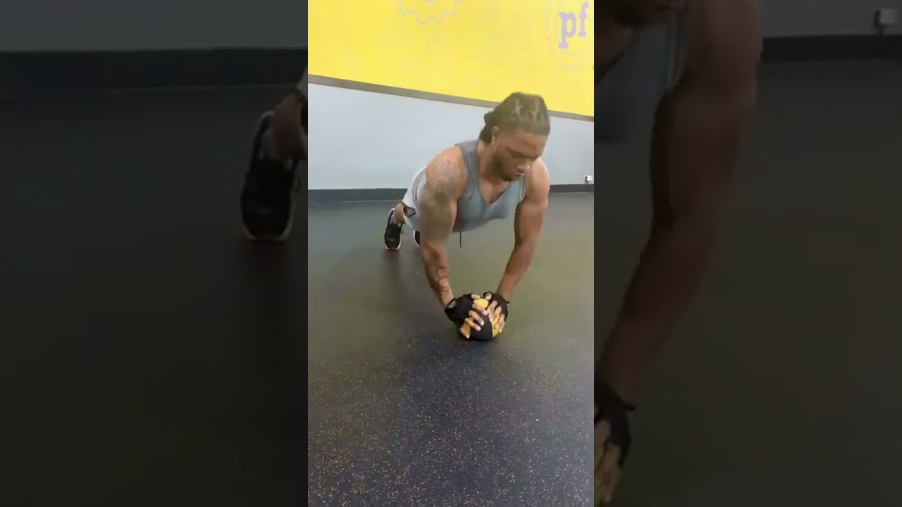 Push ups with the medical ball!💪🏽🔥💪🏽