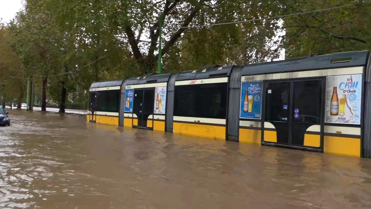 Il Seveso esonda a Milano e blocca un tram: auto costrette ad attraversare strade come fiumi