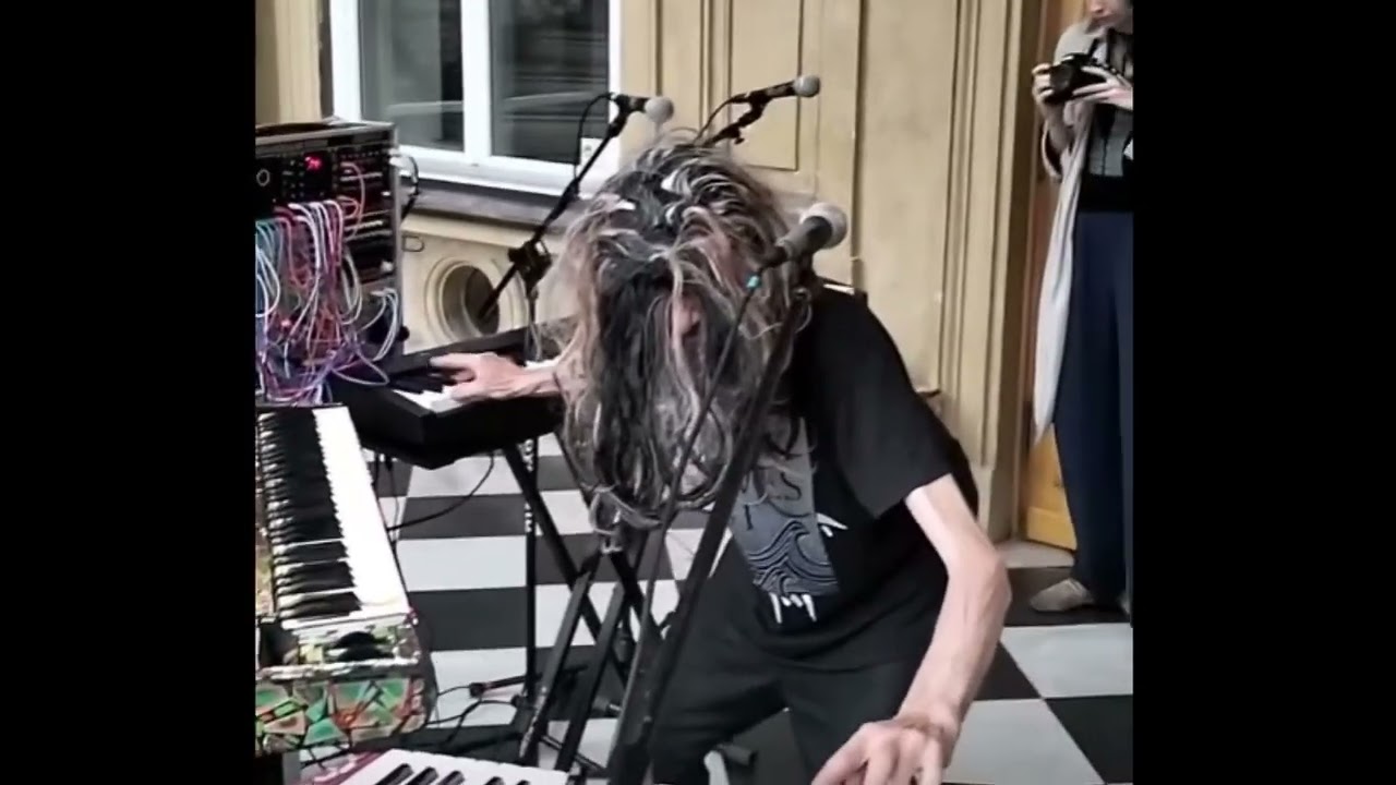 Komendarek  fragment koncertu  Brzask w W-wie o godzinie  5 rano  25 r.