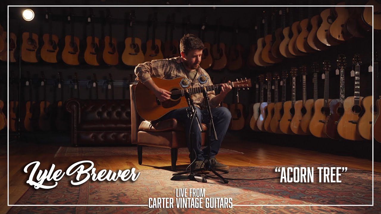 Lyle Brewer performs 