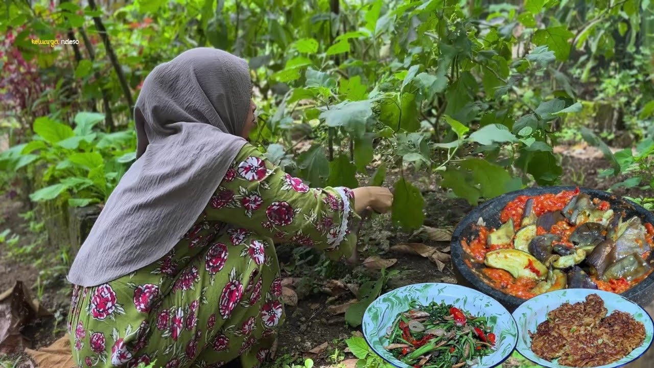 Masak beberapa menu yang nikmat,tumis selada air,sambel terong, omelette mie, masakan desa 