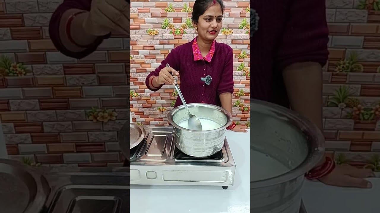 hello doston Live 🔴 mein banaenge Holi special mithaai, tamatar ki sev||