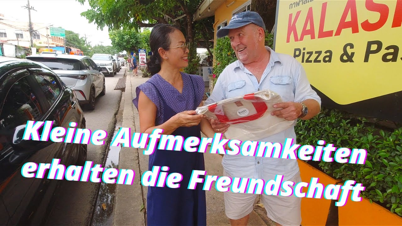 Thailand. Pizza essen im Kalasino in Kalasin. Nur für gute Gäste gibt es Geschenke🤠