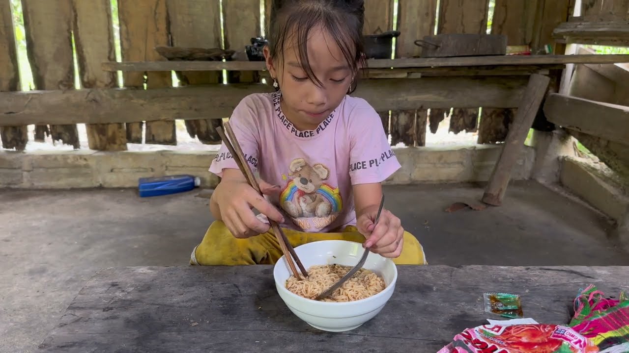 7-летняя девочка ловит улиток, готовит и живет одна