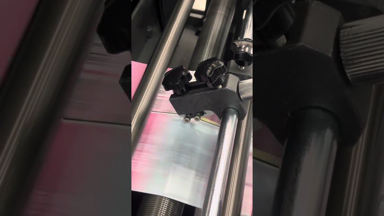 High speed laminated back fin central sealing pouch machine running in Colombia
