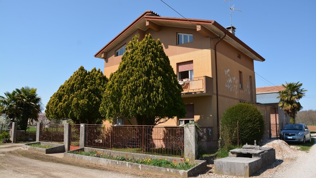 GONARS, CASA SINGOLA CON TERRENO E STALLA IN VENDITA