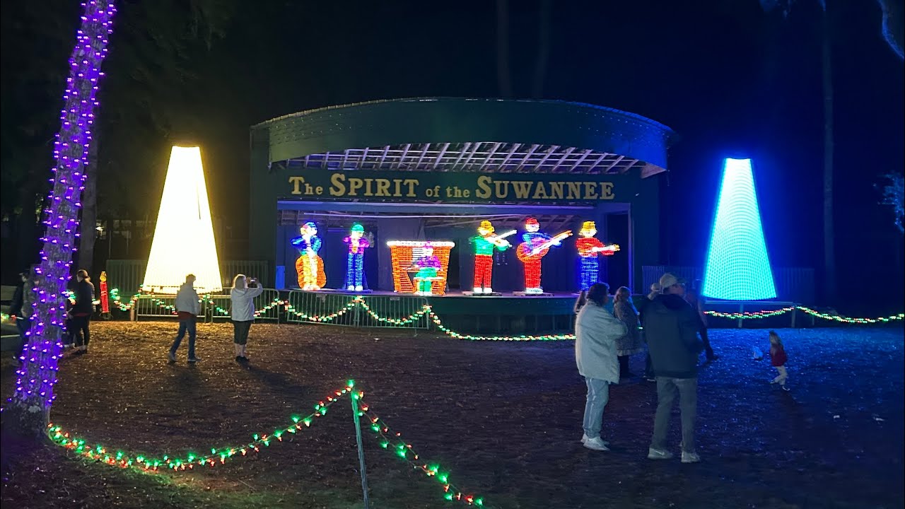 Более 15 миллионов рождественских огней в Suwannee Lights в Лайв-Оук, Флорида