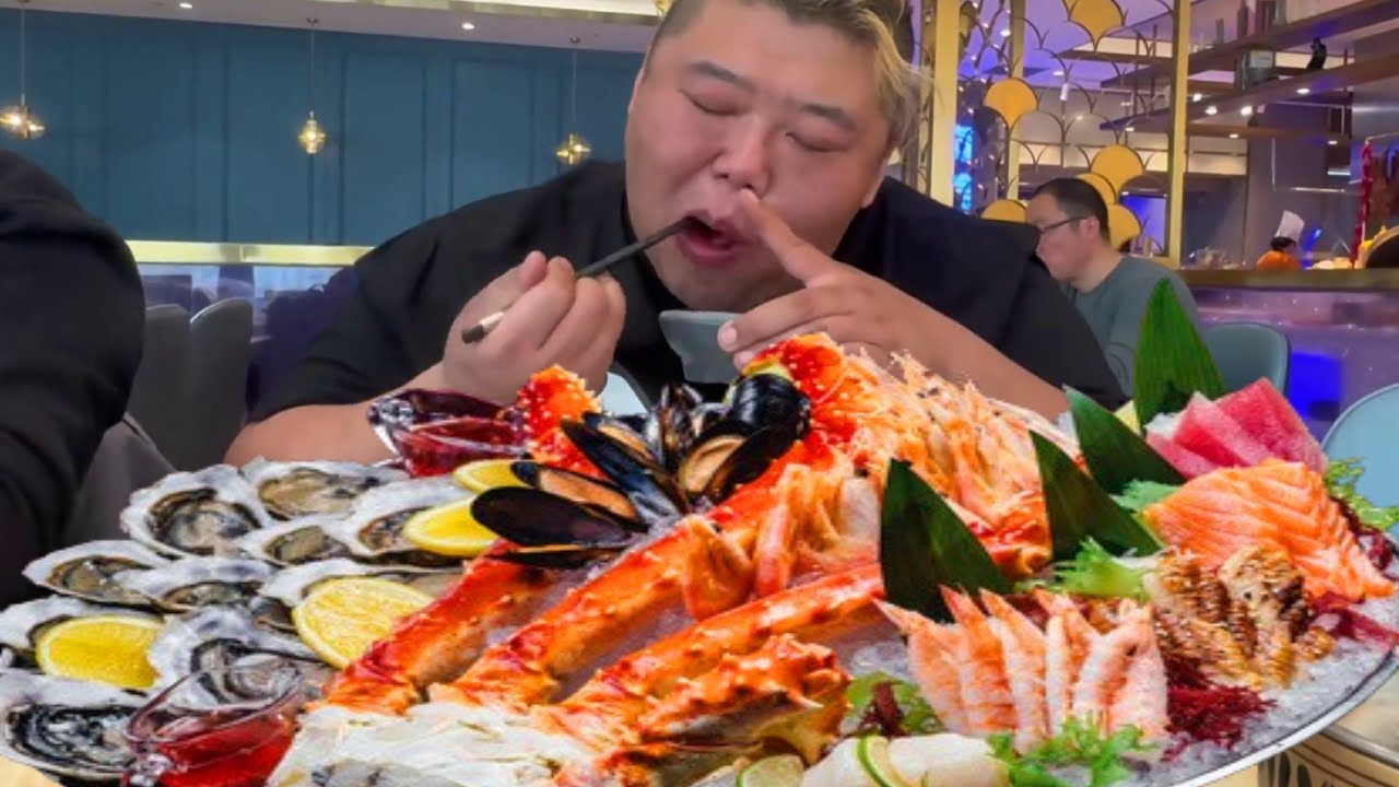猴哥直接实现海鲜自由，三文鱼、大虾、生蚝刺身随便炫，吃到爽翻了！【胖猴仔】
