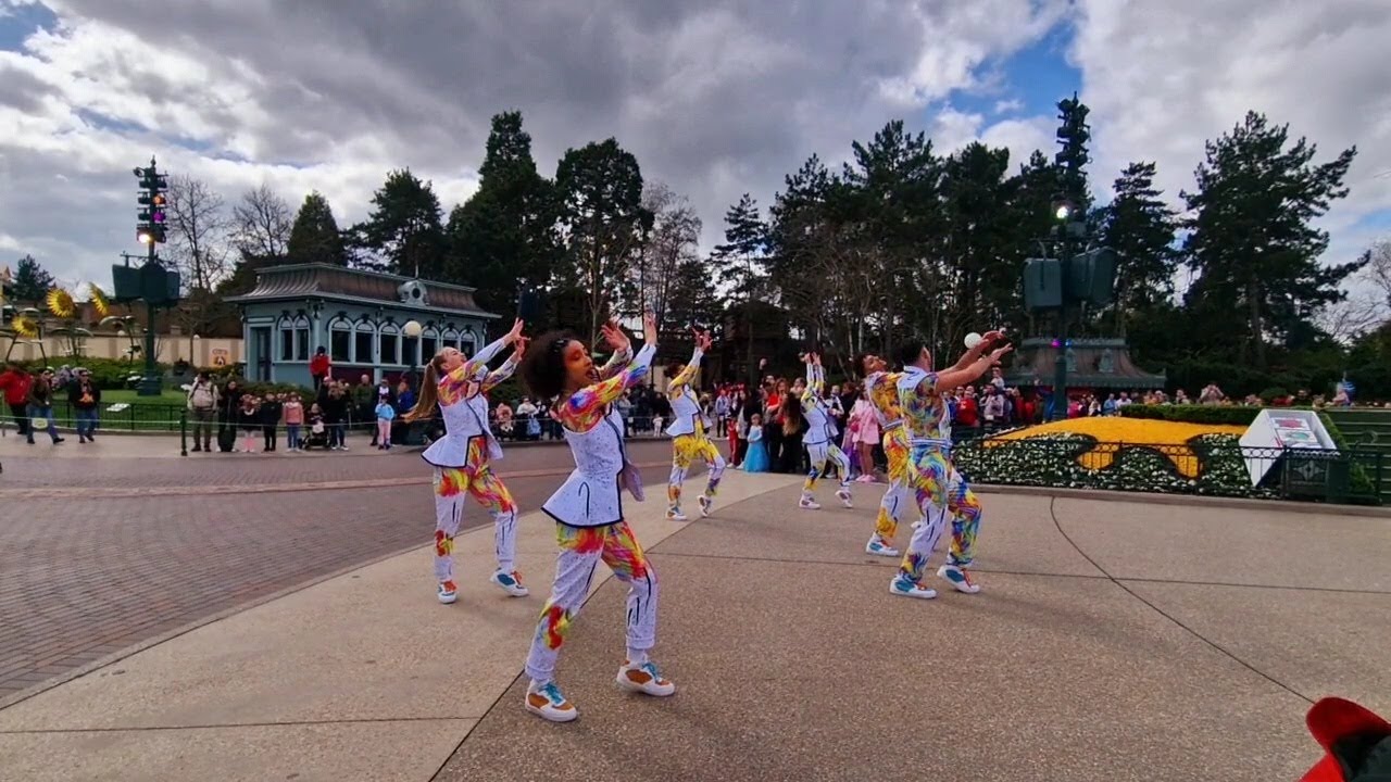 A Million Splashes of Colour// full parade// Disneyland Paris