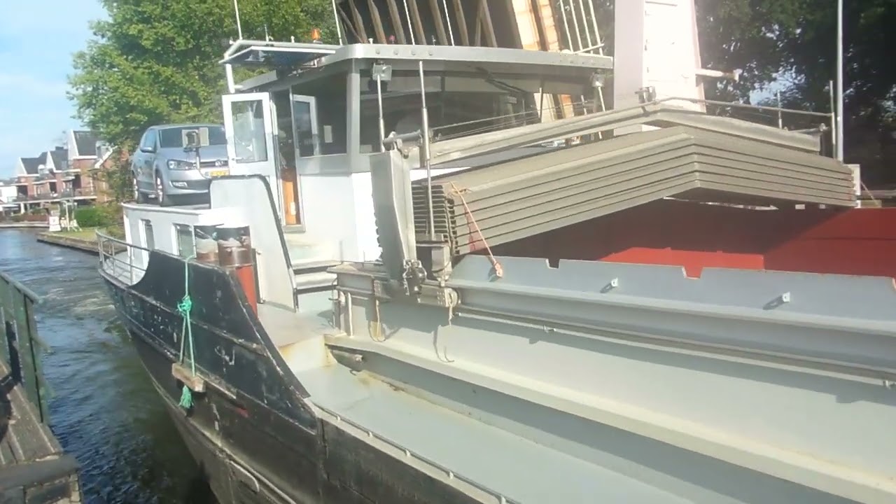 Res Nova binnenvaartschip, brug bij Driemond, 05 September 2022