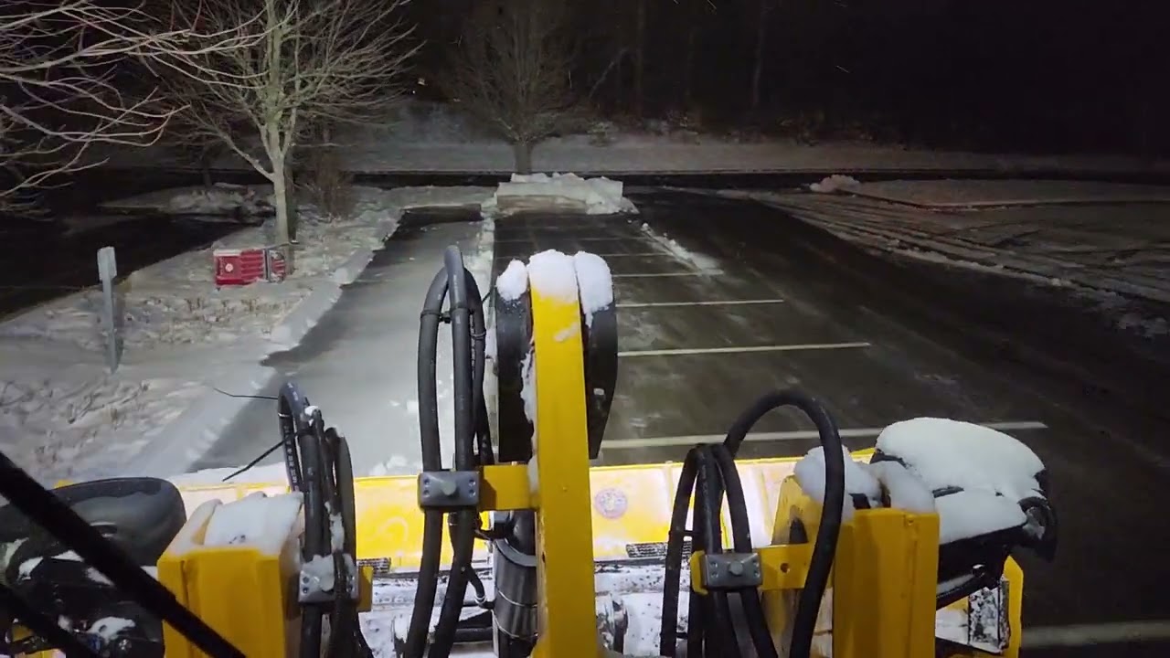 first snow 2023 arctic pusher. Jcb 407 loader.