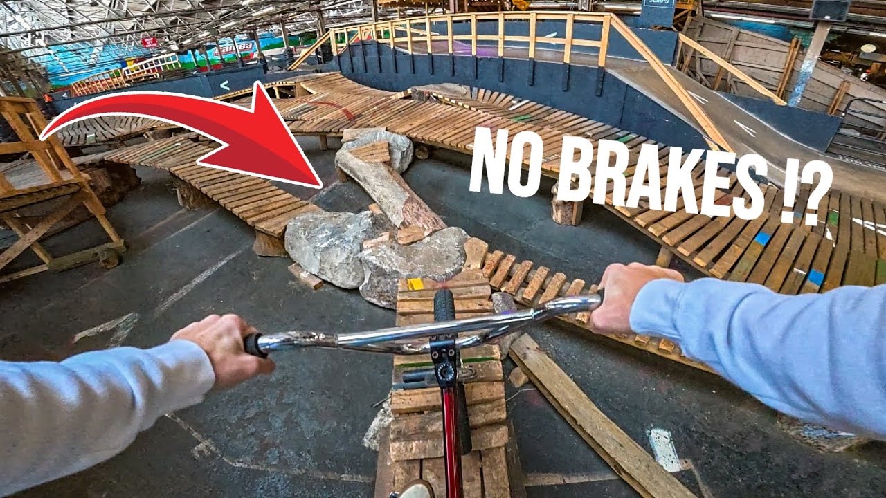Велосипед BMX без тормозов против обтягивающих брюк для горного велосипеда