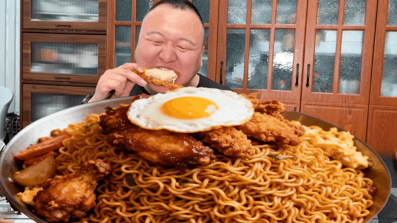 A-Qiang's Ultimate Spicy Noodle Feast: Turkey Ramen with Crispy Chicken & Sunny-Side-Up Egg!