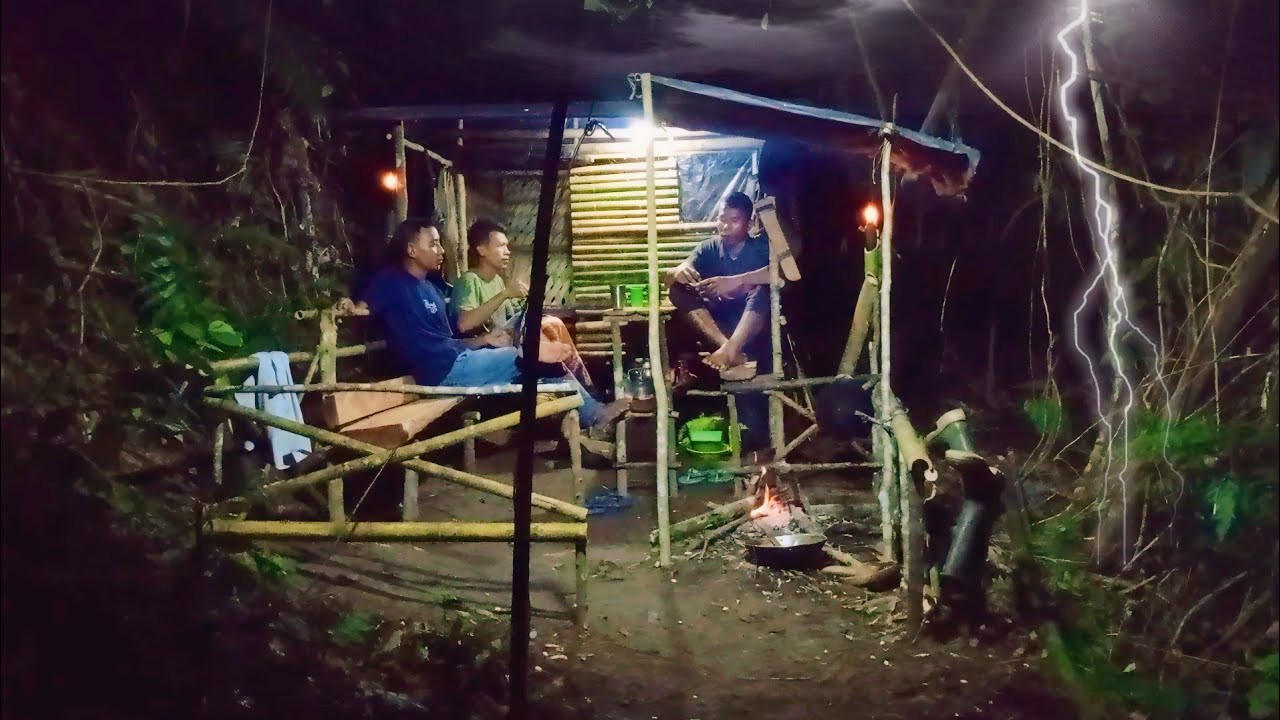 Camping-Bermalam dishelter tepi sungai sambil mancing untuk lauk makan malam//ASMR.